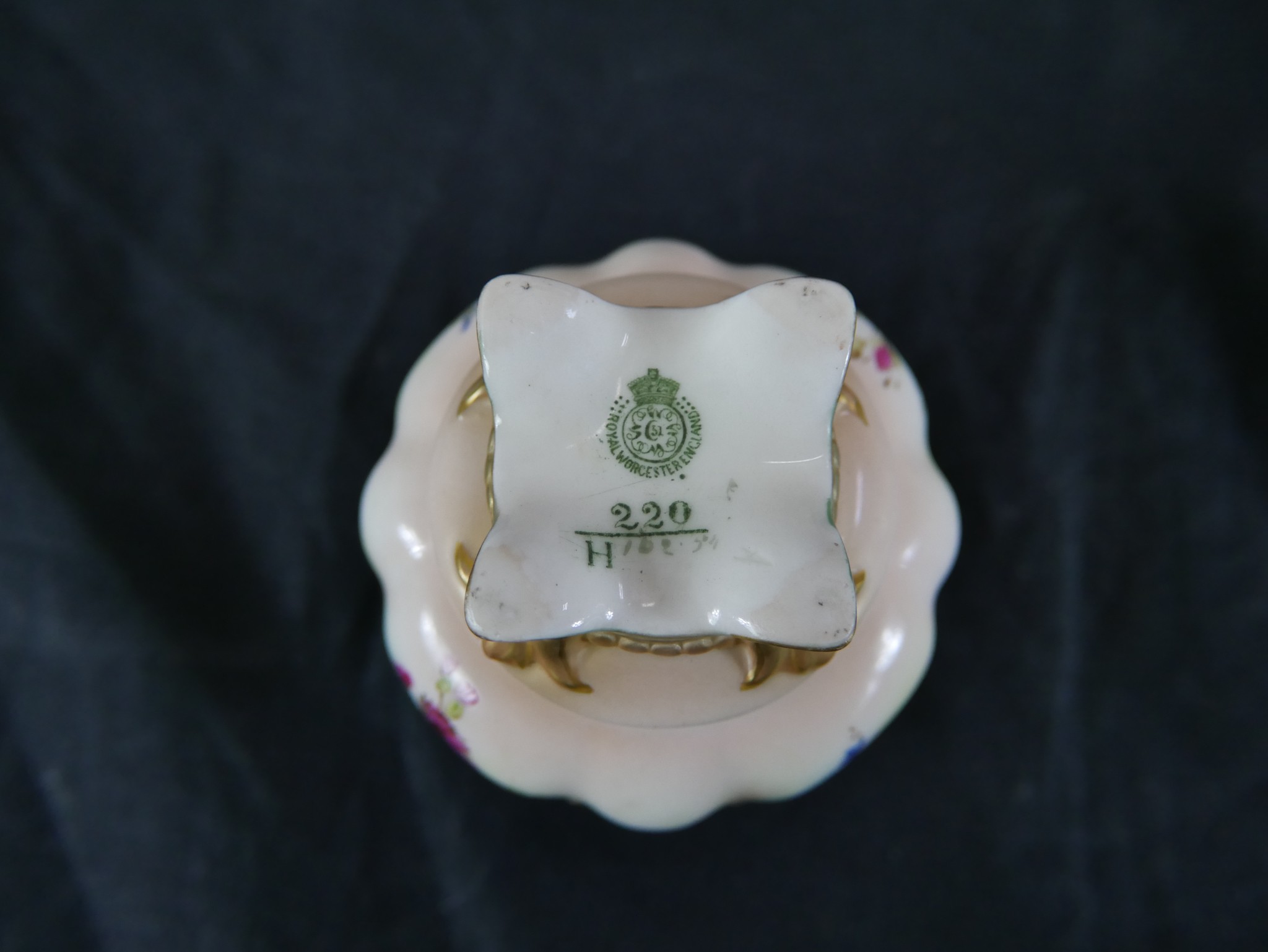 Four pieces of English porcelain comprising of a Royal Crown Derby Imari porcelain miniature vase, a - Image 3 of 11