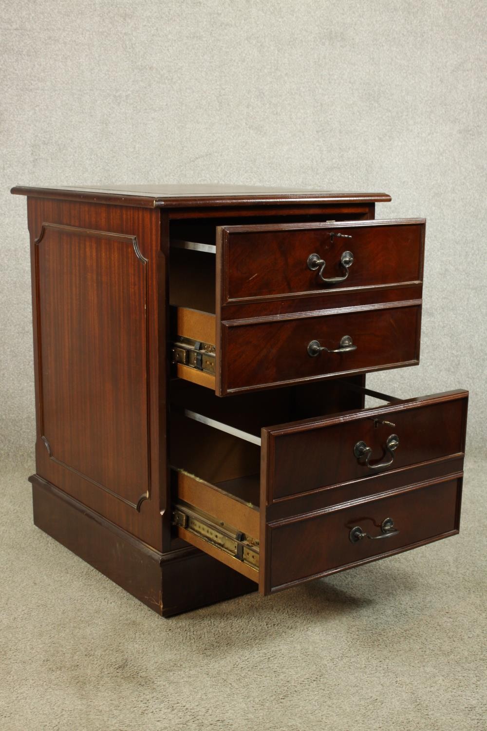 A contemporary Georgian style mahogany effect two drawer filing cabinet raised on plinth base and - Image 6 of 8