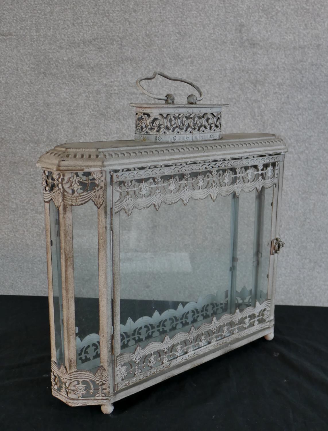 A contemporary painted metal and glass storm lantern, with carrying handle. H.51 W.48 D.13cm - Image 5 of 5