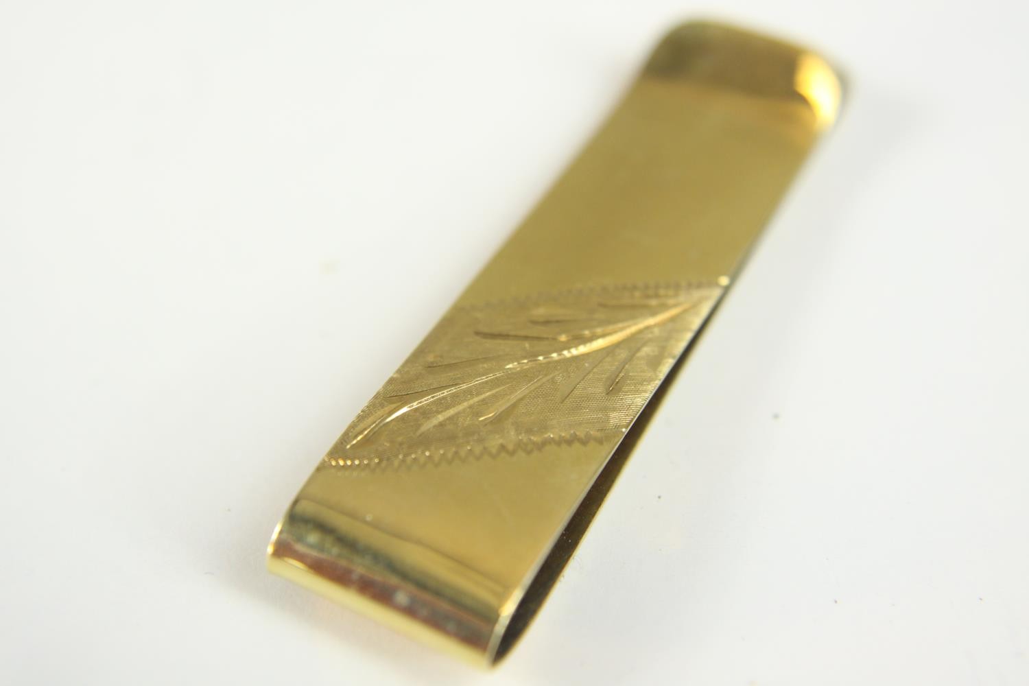 A 9ct gold engraved money clip with foliate design. Hallmarked: AG for Alfred Grove, London import - Image 5 of 8