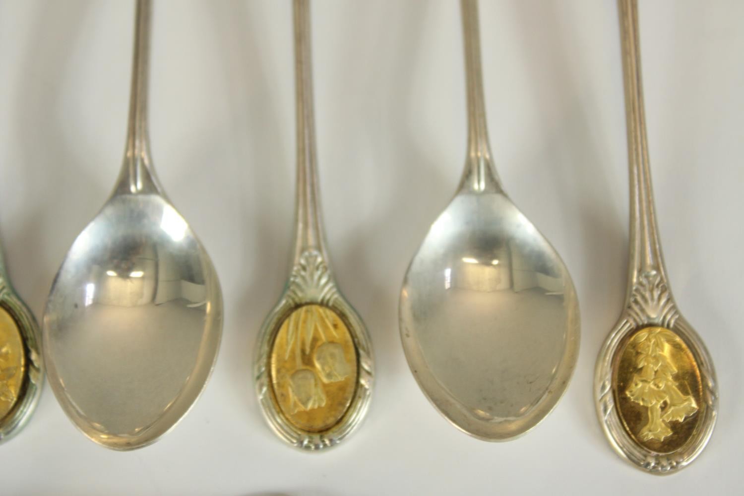 A set of nine Elizabeth II hallmarked silver gilt floral design tea spoons by Robert Chandler, - Image 3 of 8