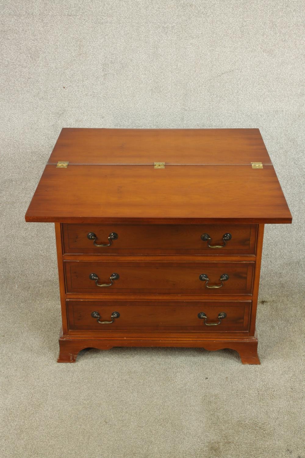 A contemporary Yew wood bachelors style chest of four graduating drawers with rotating foldover - Image 3 of 8