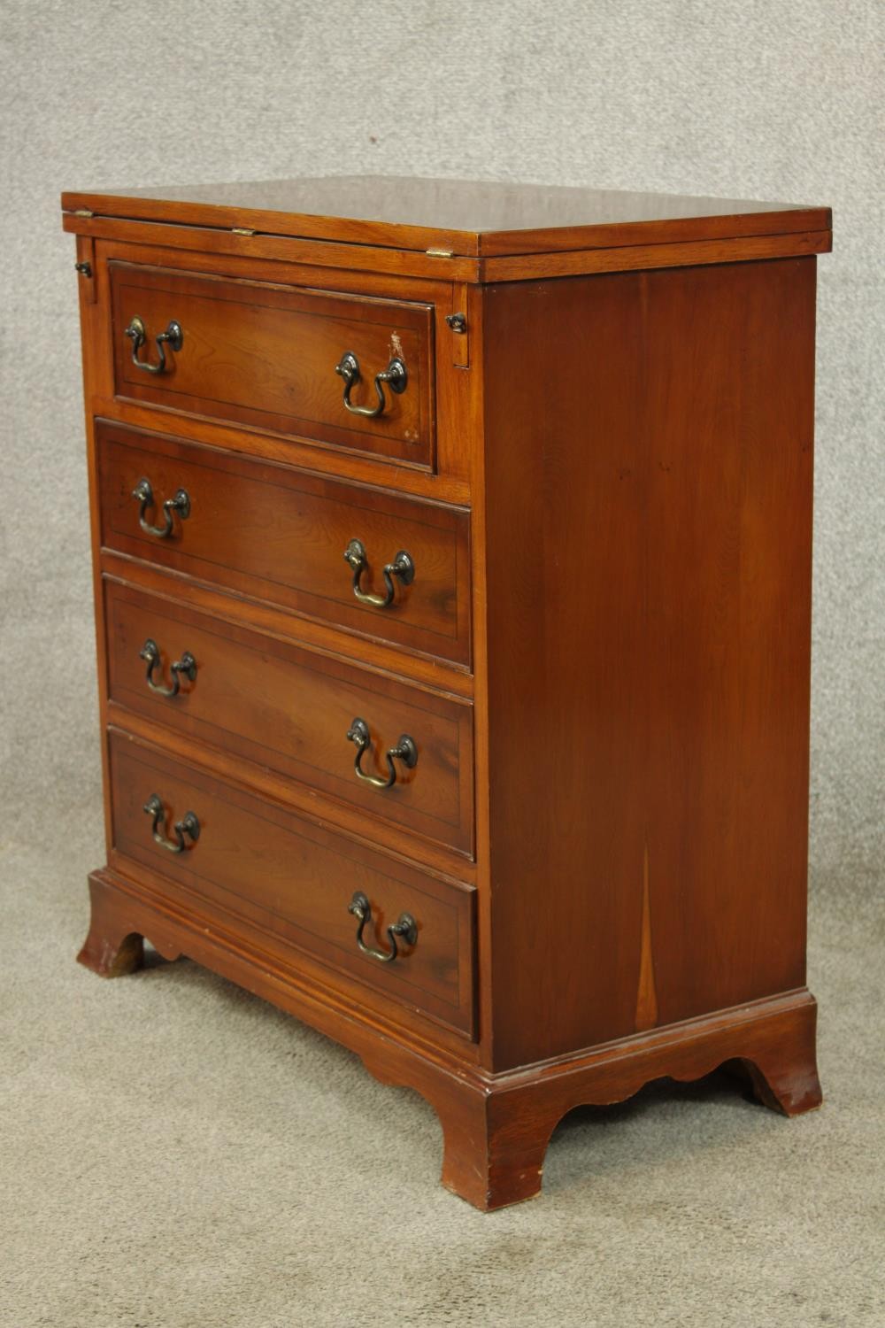 A contemporary Yew wood bachelors style chest of four graduating drawers with rotating foldover - Image 5 of 8