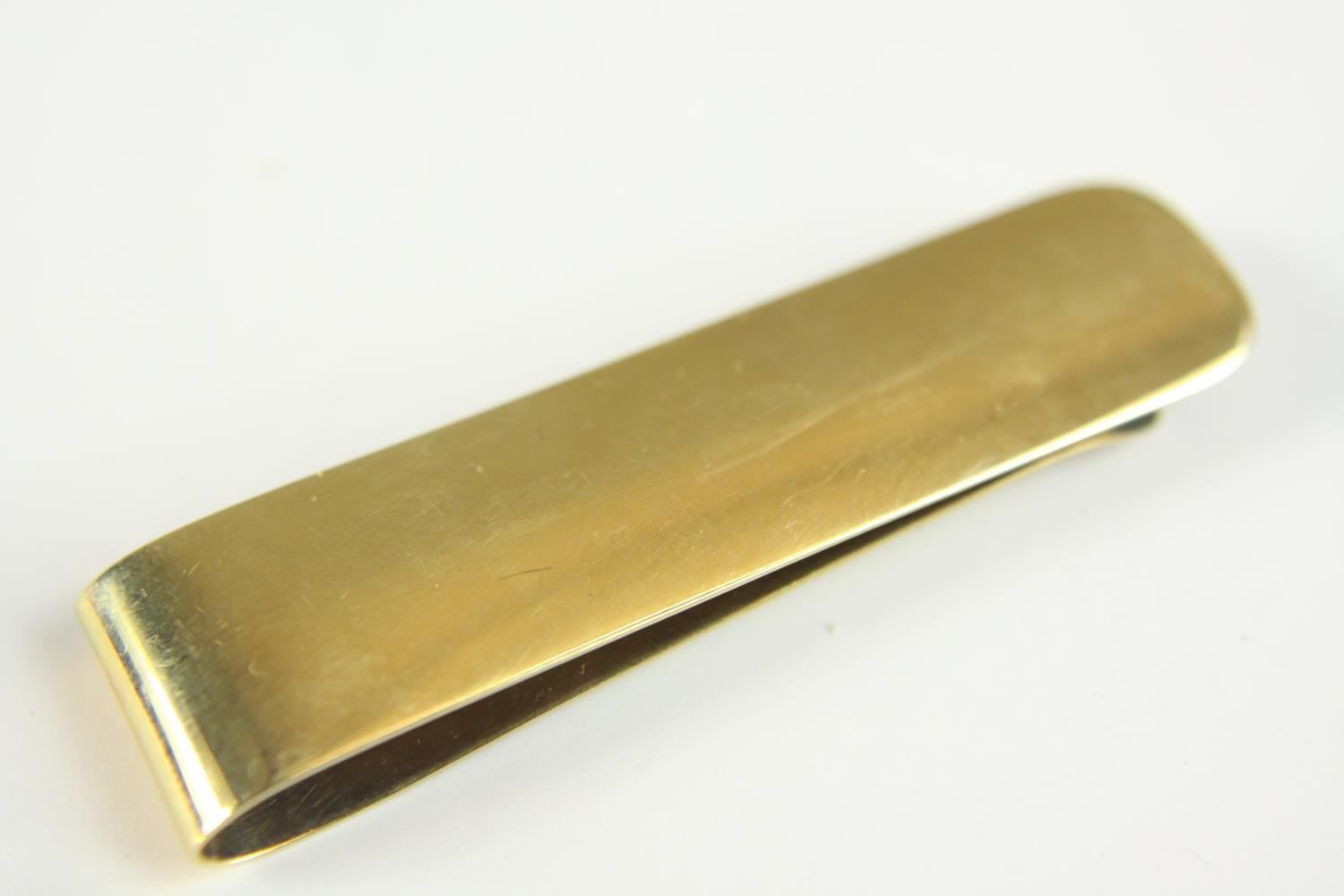 A 9ct gold engraved money clip with foliate design. Hallmarked: AG for Alfred Grove, London import - Image 6 of 8