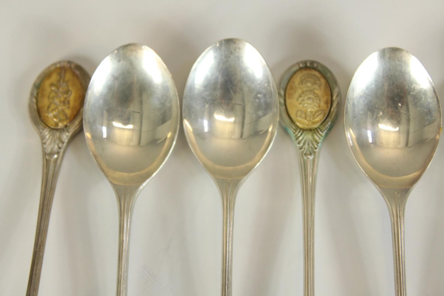 A set of nine Elizabeth II hallmarked silver gilt floral design tea spoons by Robert Chandler, - Image 2 of 8