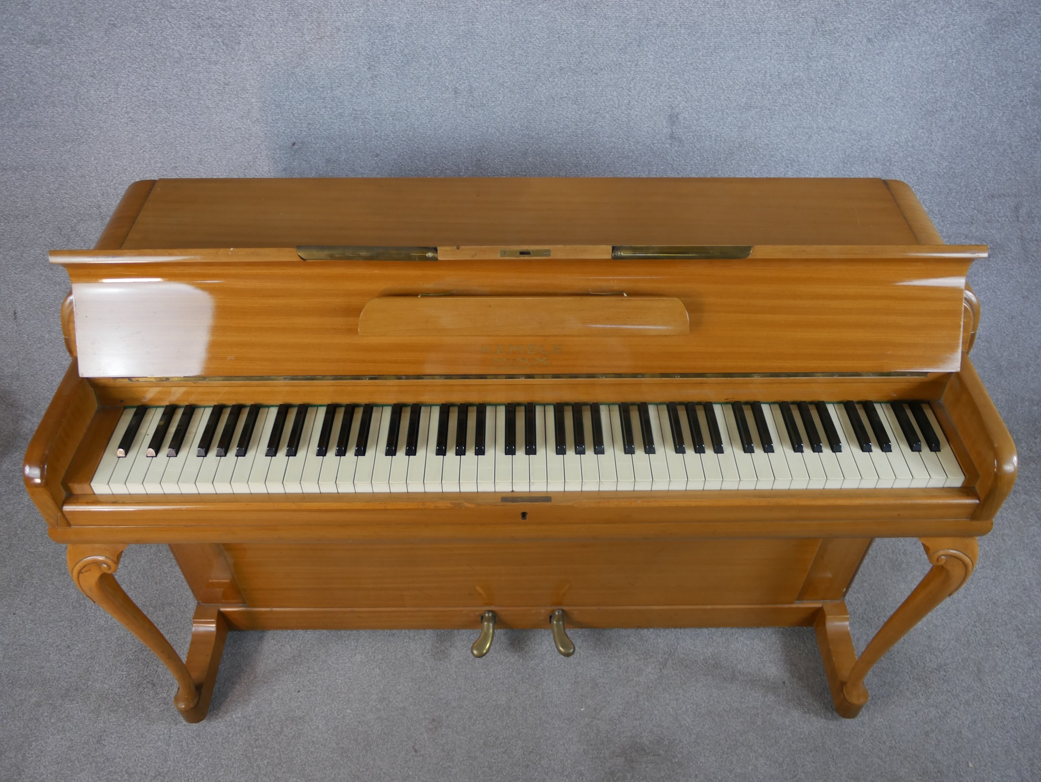A mid 20th century Kemble beech upright piano raised on carved cabriole supports terminating on shap - Image 4 of 8