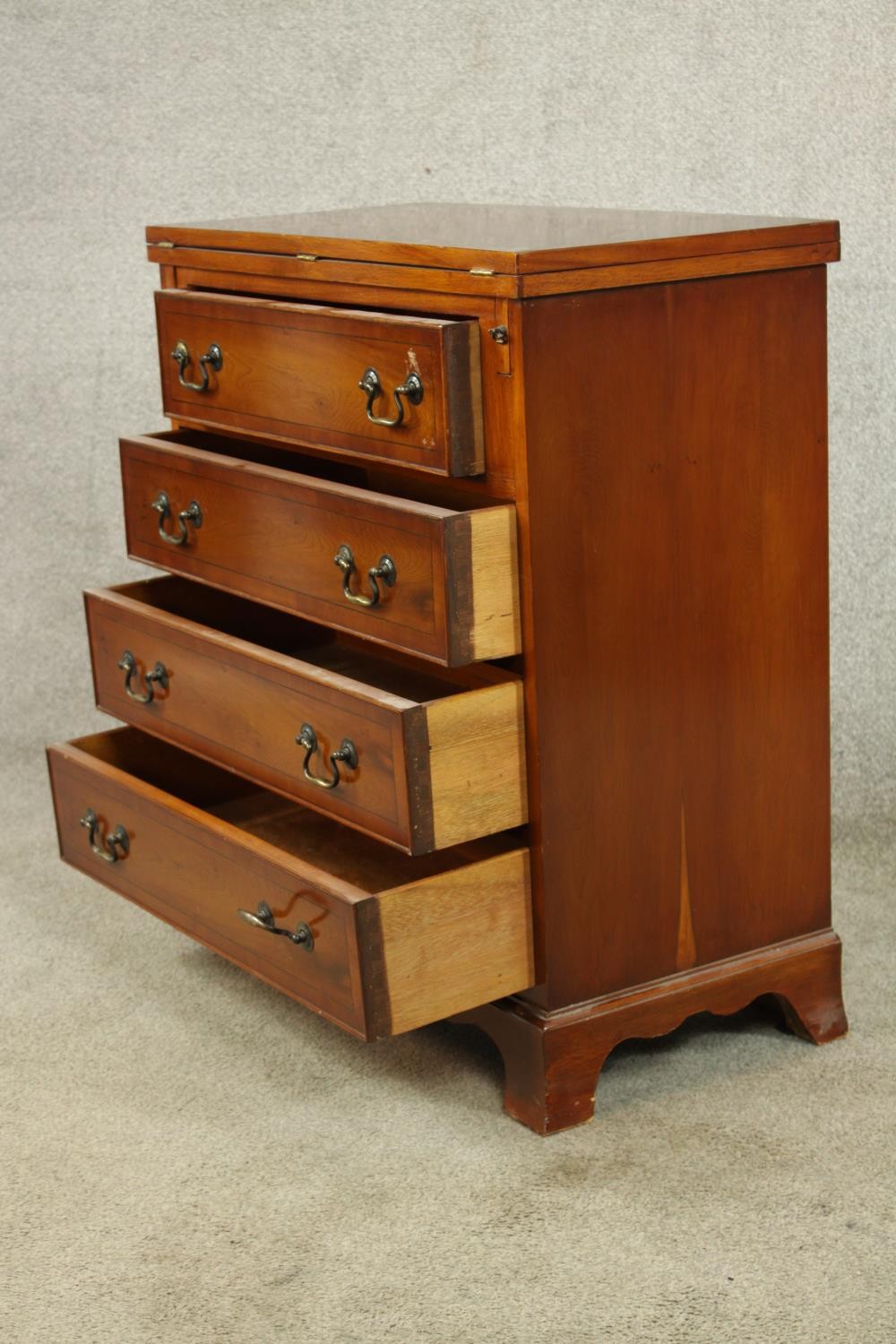 A contemporary Yew wood bachelors style chest of four graduating drawers with rotating foldover - Image 6 of 8