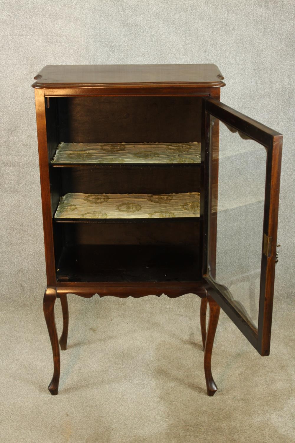 A late 19th century mahogany single glass door display cabinet opening to reveal three shelves, - Image 3 of 8