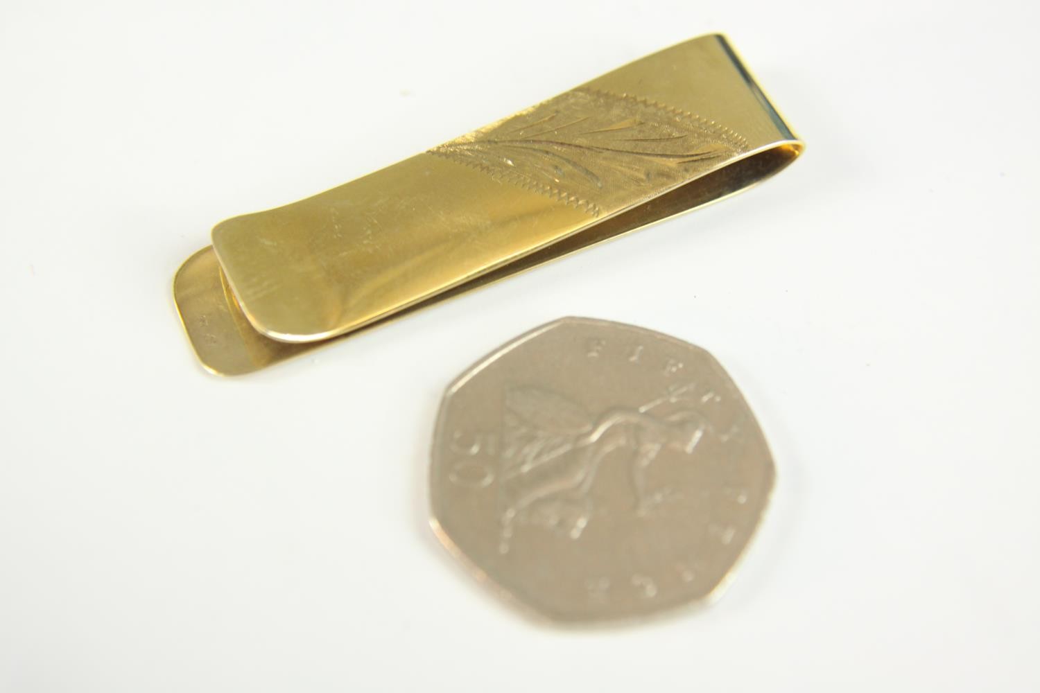 A 9ct gold engraved money clip with foliate design. Hallmarked: AG for Alfred Grove, London import - Image 2 of 8