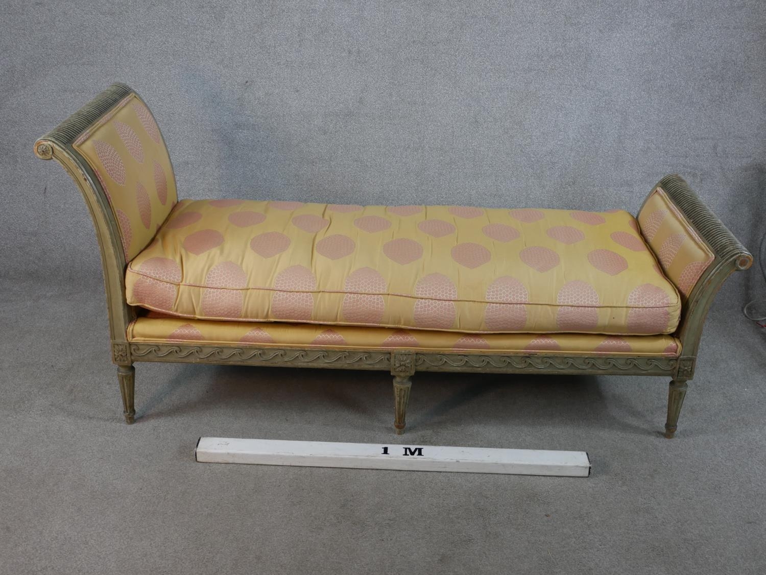 A 20th century Italian painted wooden framed daybed/child's bench with upholstered loose cushion - Image 4 of 7