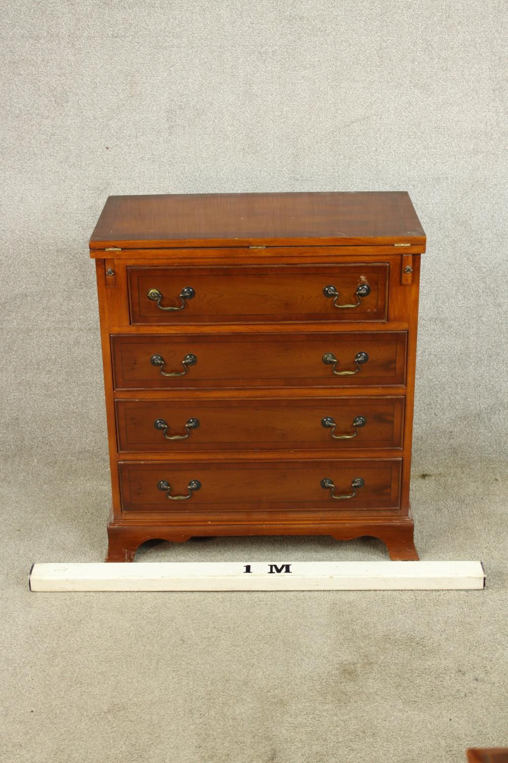 A contemporary Yew wood bachelors style chest of four graduating drawers with rotating foldover - Image 2 of 8