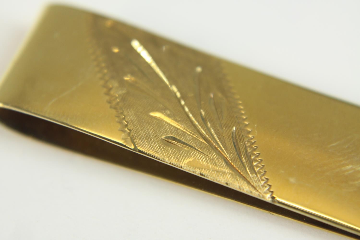 A 9ct gold engraved money clip with foliate design. Hallmarked: AG for Alfred Grove, London import - Image 3 of 8