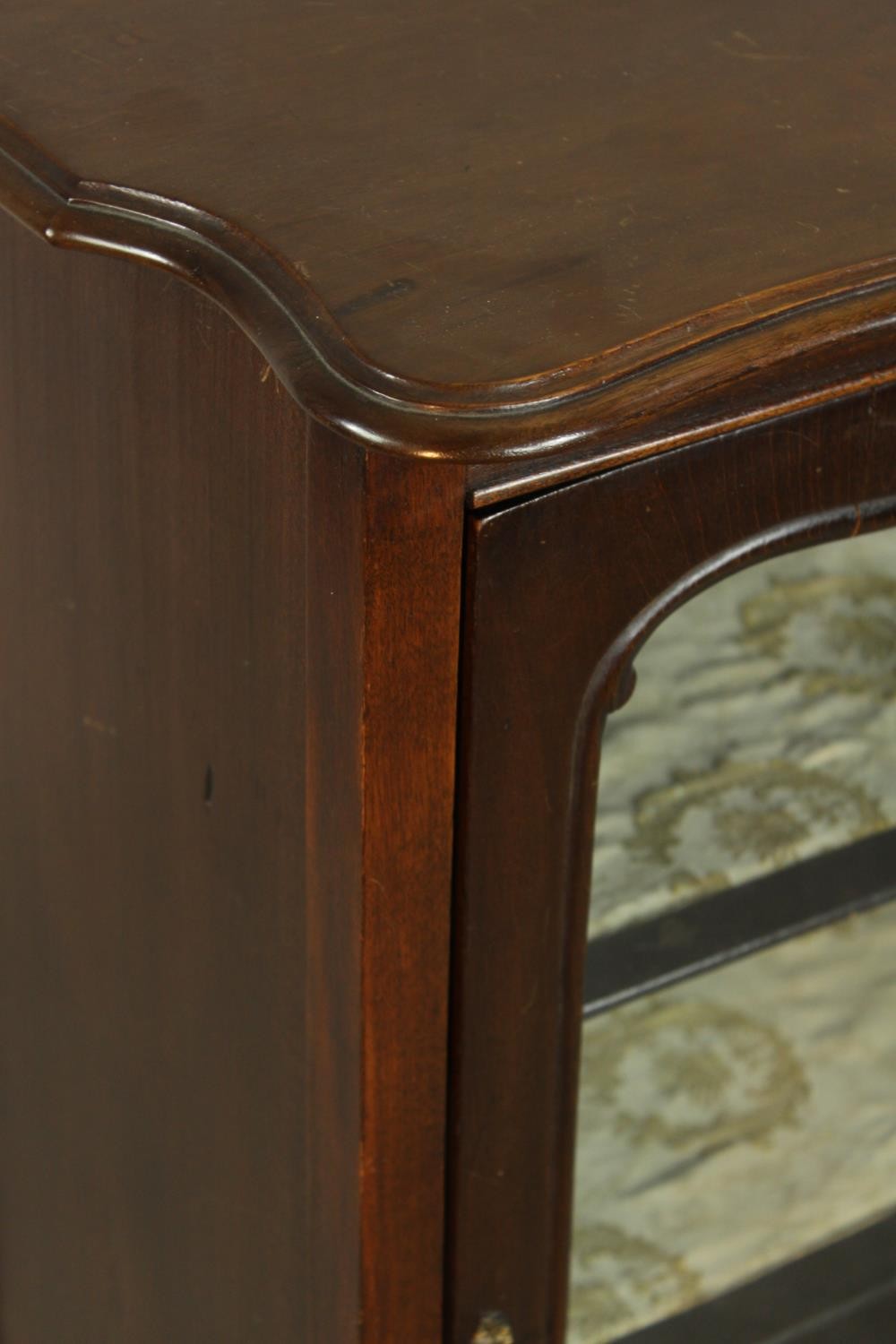 A late 19th century mahogany single glass door display cabinet opening to reveal three shelves, - Image 5 of 8