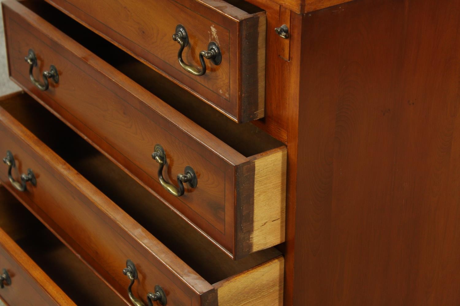 A contemporary Yew wood bachelors style chest of four graduating drawers with rotating foldover - Image 7 of 8