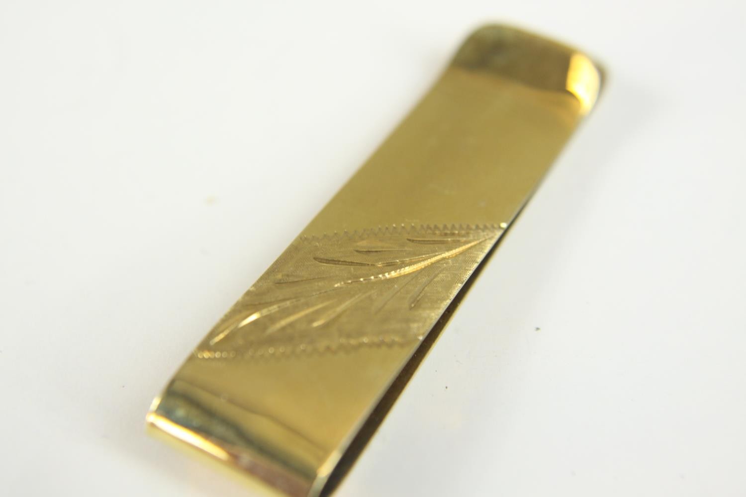 A 9ct gold engraved money clip with foliate design. Hallmarked: AG for Alfred Grove, London import - Image 4 of 8