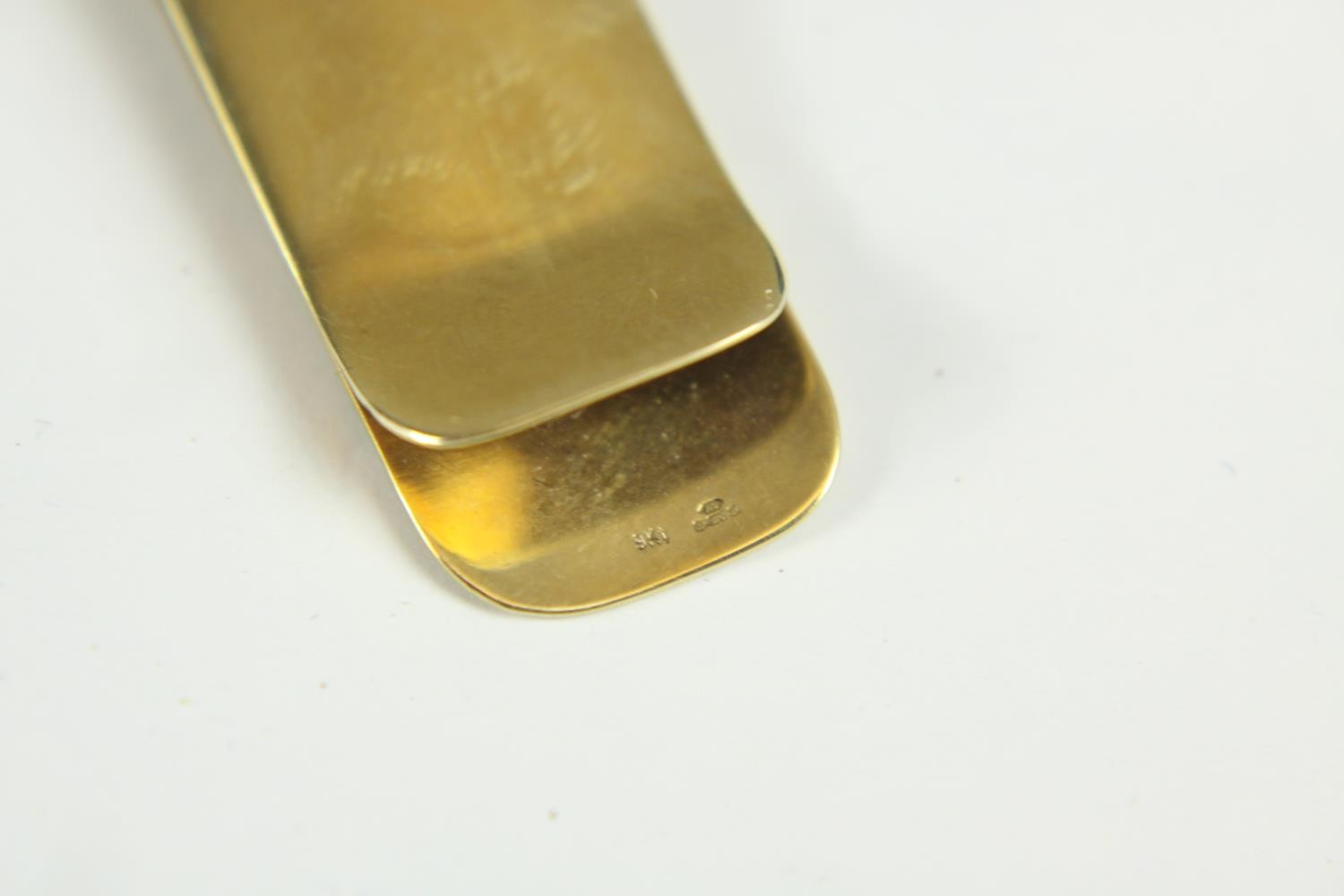 A 9ct gold engraved money clip with foliate design. Hallmarked: AG for Alfred Grove, London import - Image 7 of 8