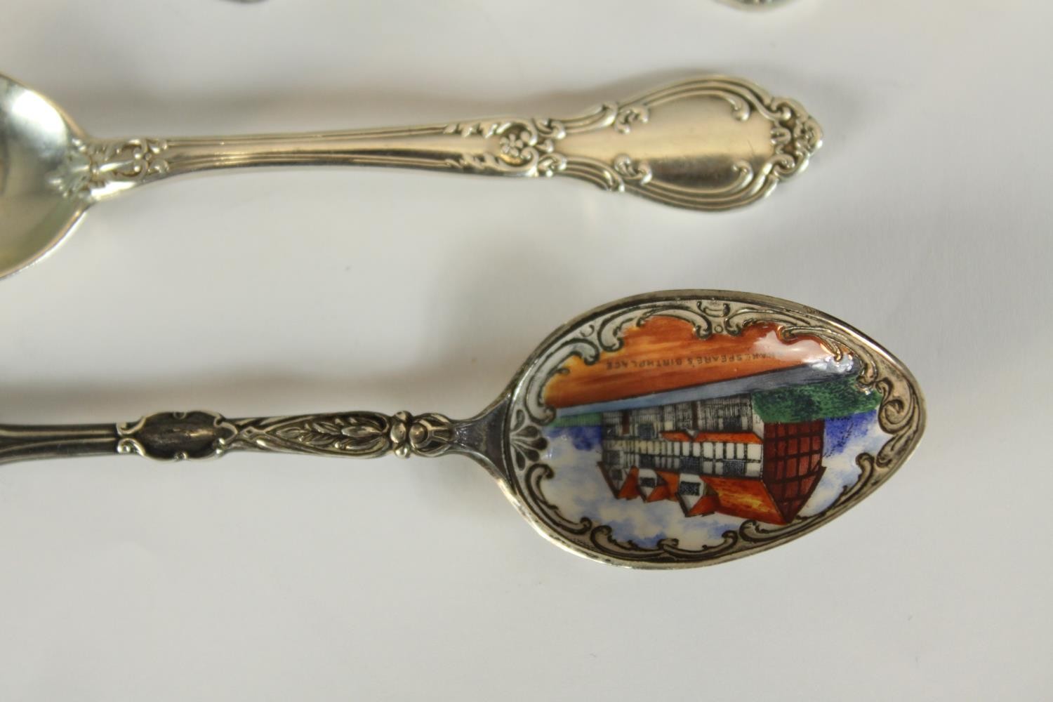 A set of nine Elizabeth II hallmarked silver gilt floral design tea spoons by Robert Chandler, - Image 4 of 8