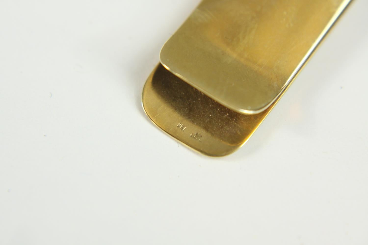 A 9ct gold engraved money clip with foliate design. Hallmarked: AG for Alfred Grove, London import - Image 8 of 8