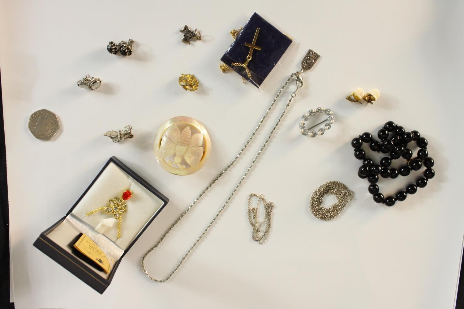 A collection of mixed jewellery, including a silver filigree wirework butterfly brooch, a black - Image 2 of 24
