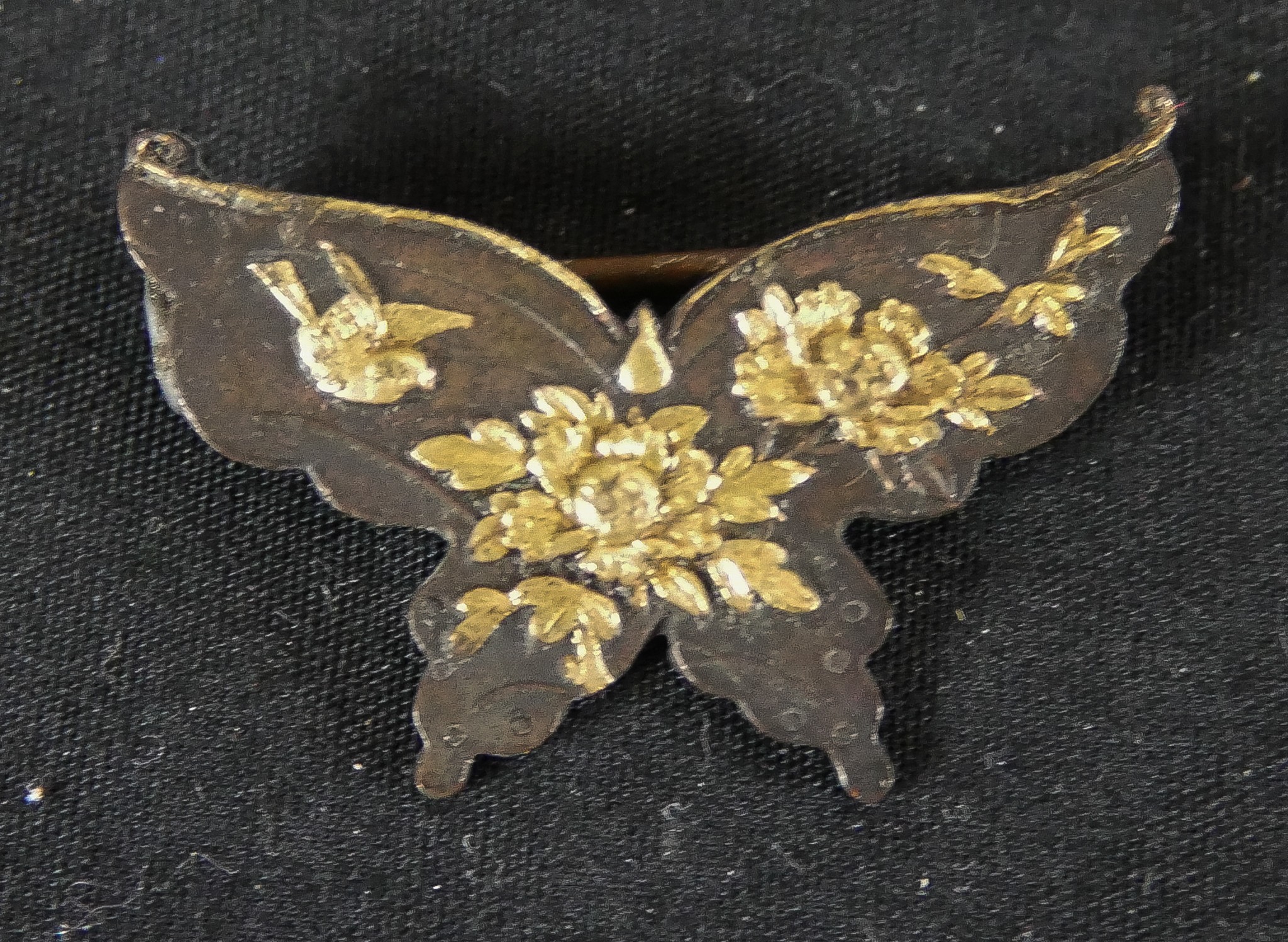 A hammered silver oval locket and chain along with a Shakudo ware butterfly brooch with gilded peony - Image 5 of 6