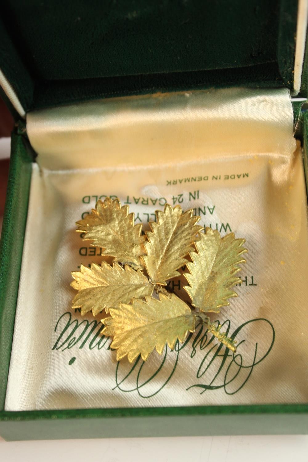 A boxed Floral Danica silver and 24 carat gold plated foliage brooch with secure pin to reverse. L. - Image 4 of 5