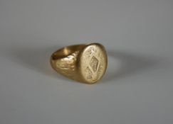 A 9ct yellow gold engraved masonic signet ring decorated with a rule and compasses. Hallmarked: CMB,