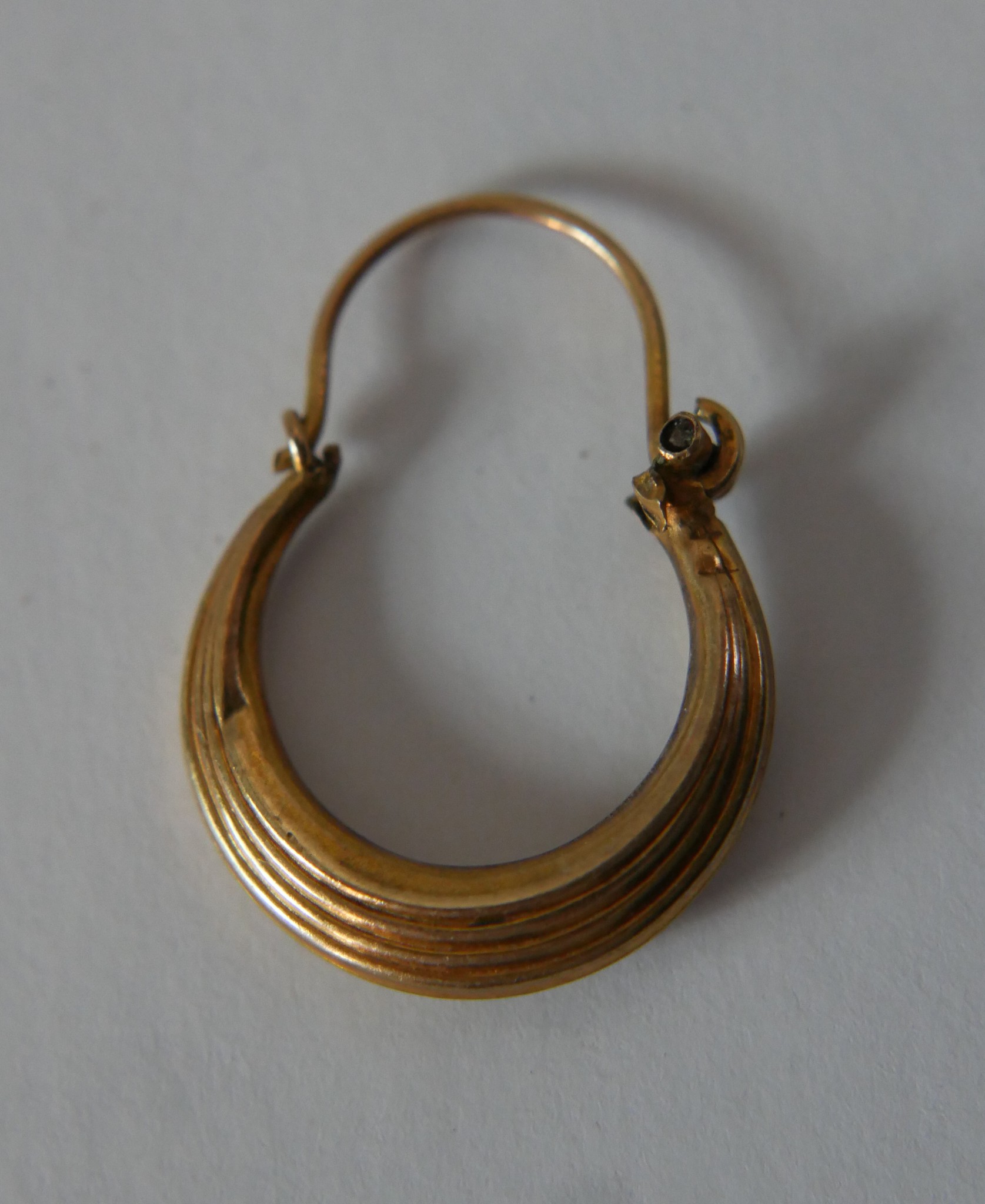 A collection of gold jewellery, including a 9ct engine turn decorated chain link cufflink, a pair of - Image 2 of 7