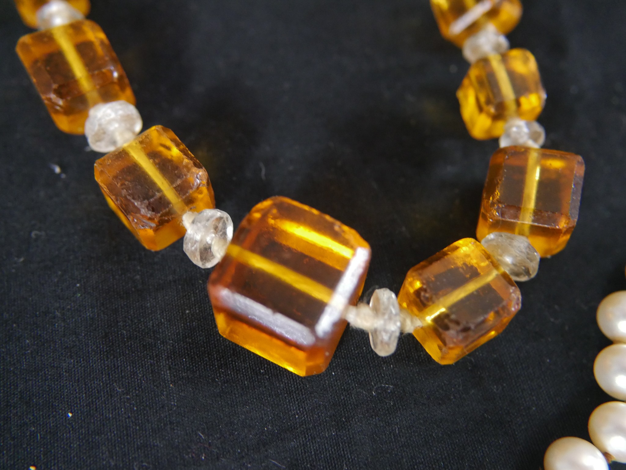 Five vintage necklaces, including an alabaster drop bead necklace, a Czech amber glass cube bead - Image 10 of 10