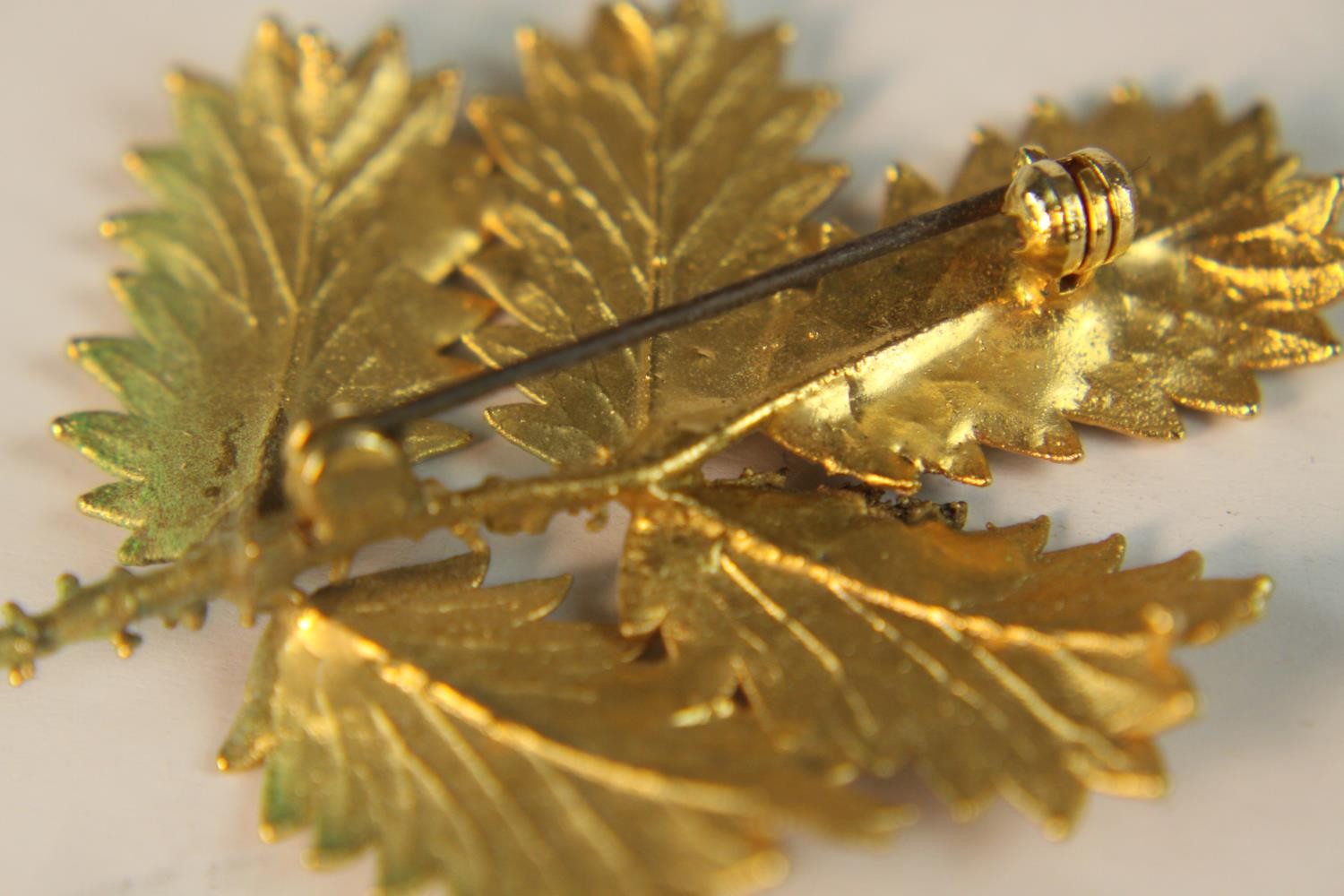 A boxed Floral Danica silver and 24 carat gold plated foliage brooch with secure pin to reverse. L. - Image 2 of 5