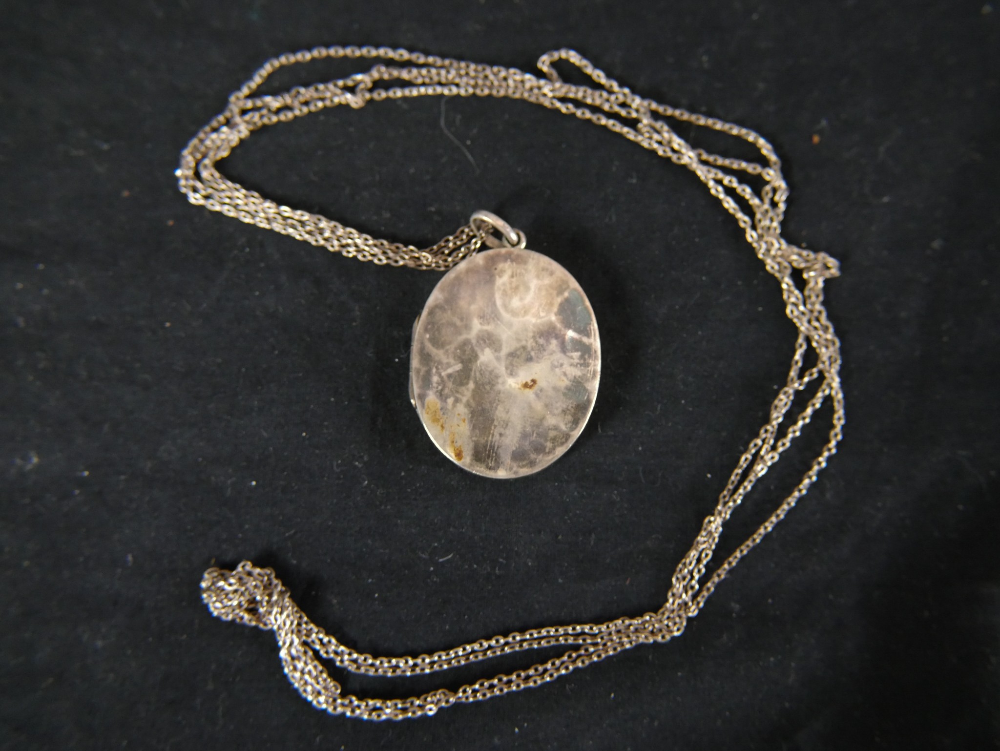 A hammered silver oval locket and chain along with a Shakudo ware butterfly brooch with gilded peony - Image 3 of 6