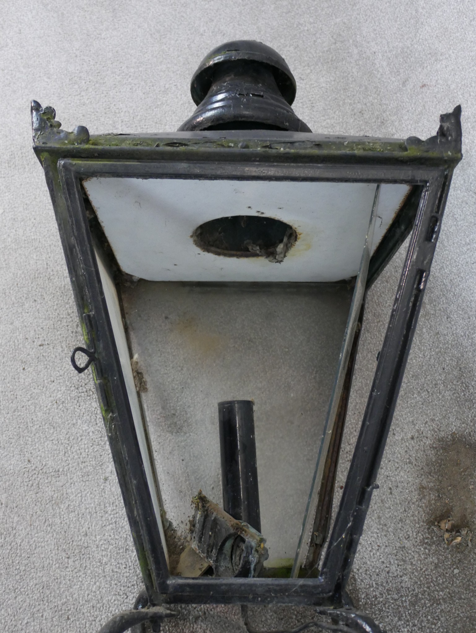 A painted wrought iron Victorian style wall mounted lamp (converted to electricity) H.145 W.75 D. - Image 5 of 5