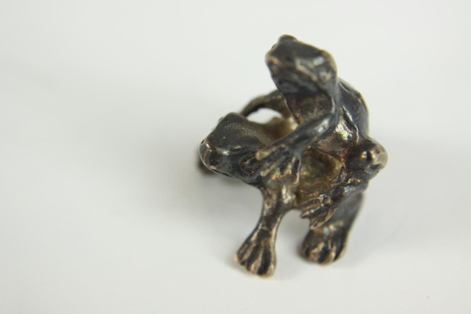 A pair of mating silver frogs along with a painted pewter frog on a rock. H.4cm. (largest) - Image 9 of 11