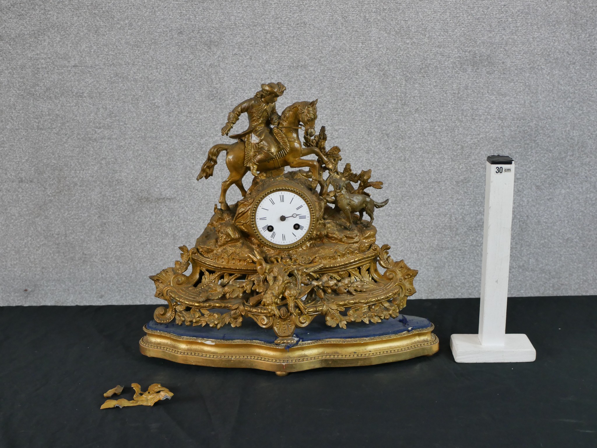 A late 19th/early 20th century gilded spelter mantle mantle clock surmounted with a soldier on - Image 2 of 4