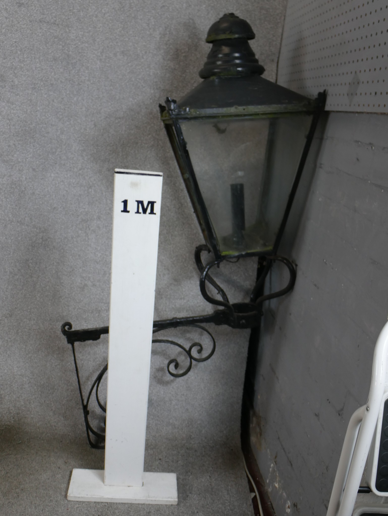 A painted wrought iron Victorian style wall mounted lamp (converted to electricity) H.145 W.75 D. - Image 2 of 5