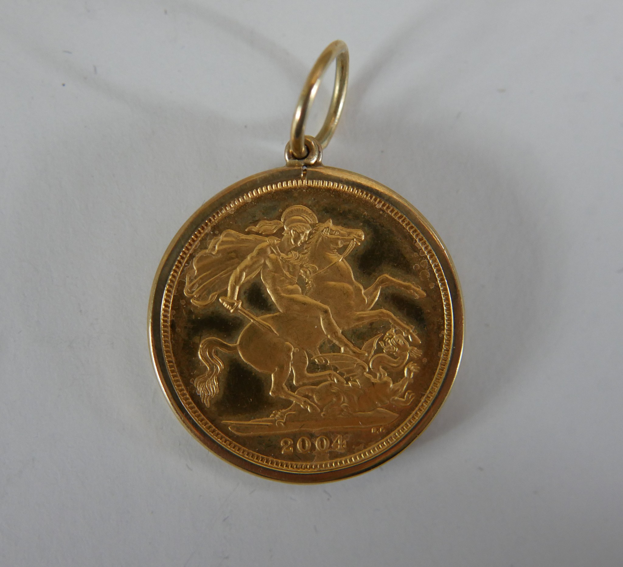 An Elizabeth II full gold sovereign, dated 2004 in a 9ct gold pendant mount. 8.92g - Image 2 of 3