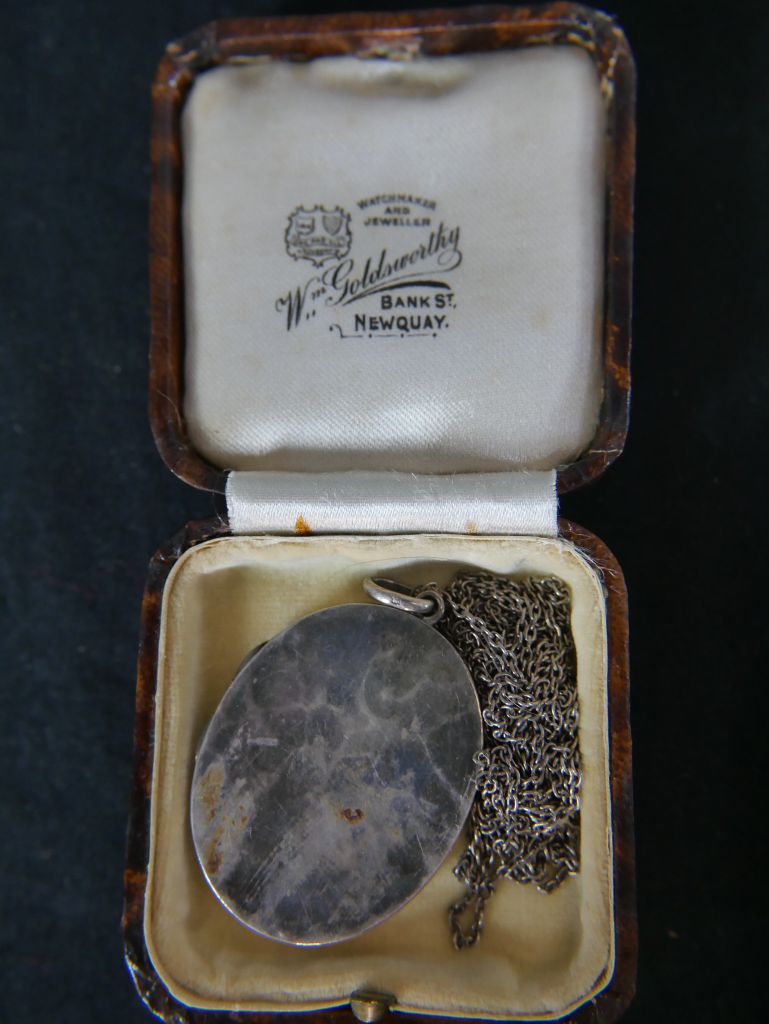 A hammered silver oval locket and chain along with a Shakudo ware butterfly brooch with gilded peony - Image 2 of 6