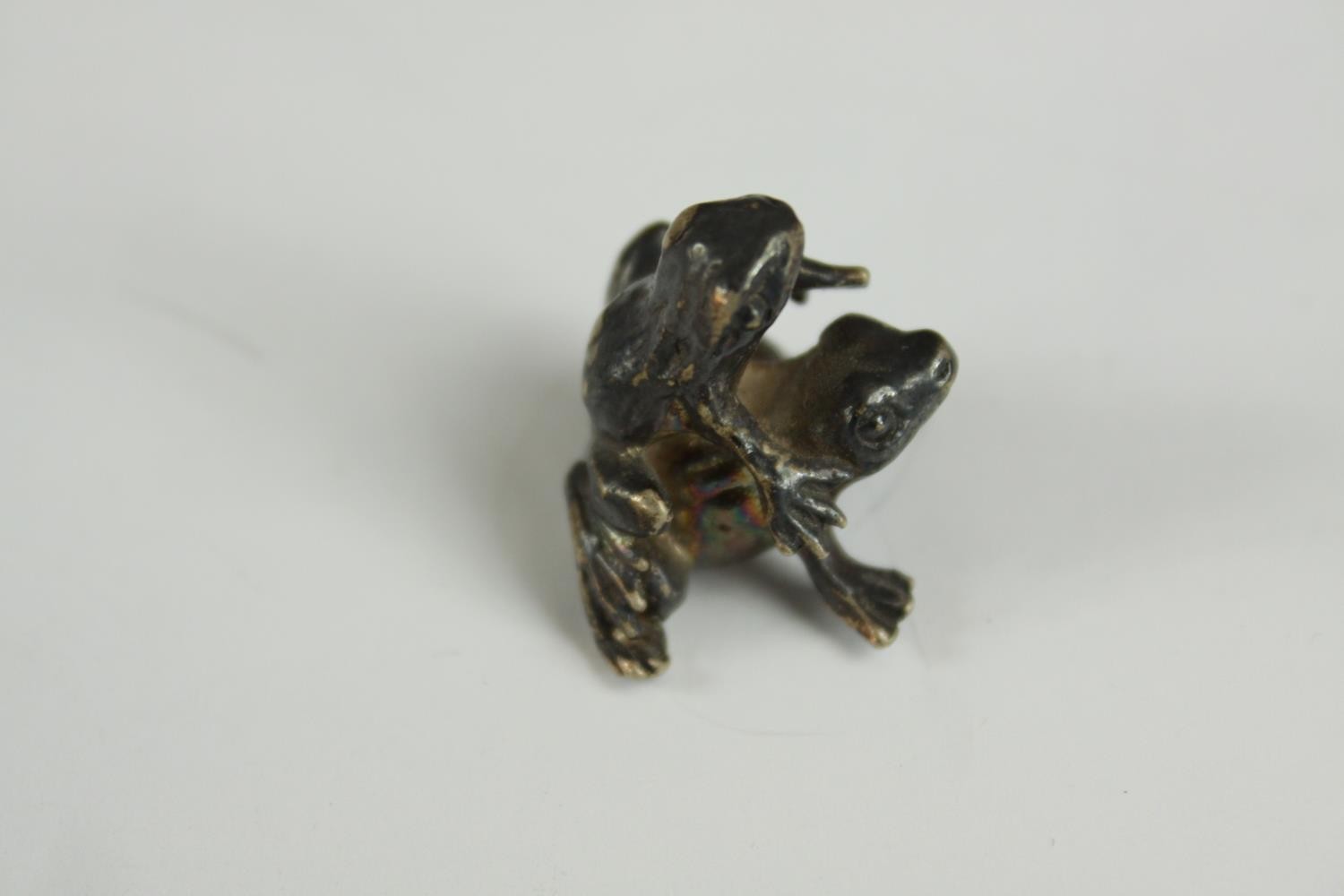 A pair of mating silver frogs along with a painted pewter frog on a rock. H.4cm. (largest) - Image 6 of 11