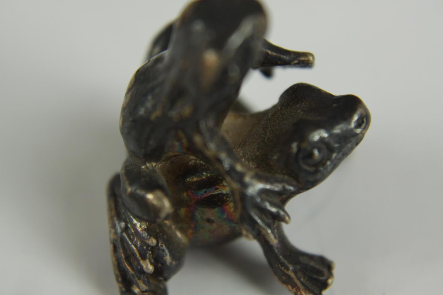 A pair of mating silver frogs along with a painted pewter frog on a rock. H.4cm. (largest) - Image 7 of 11