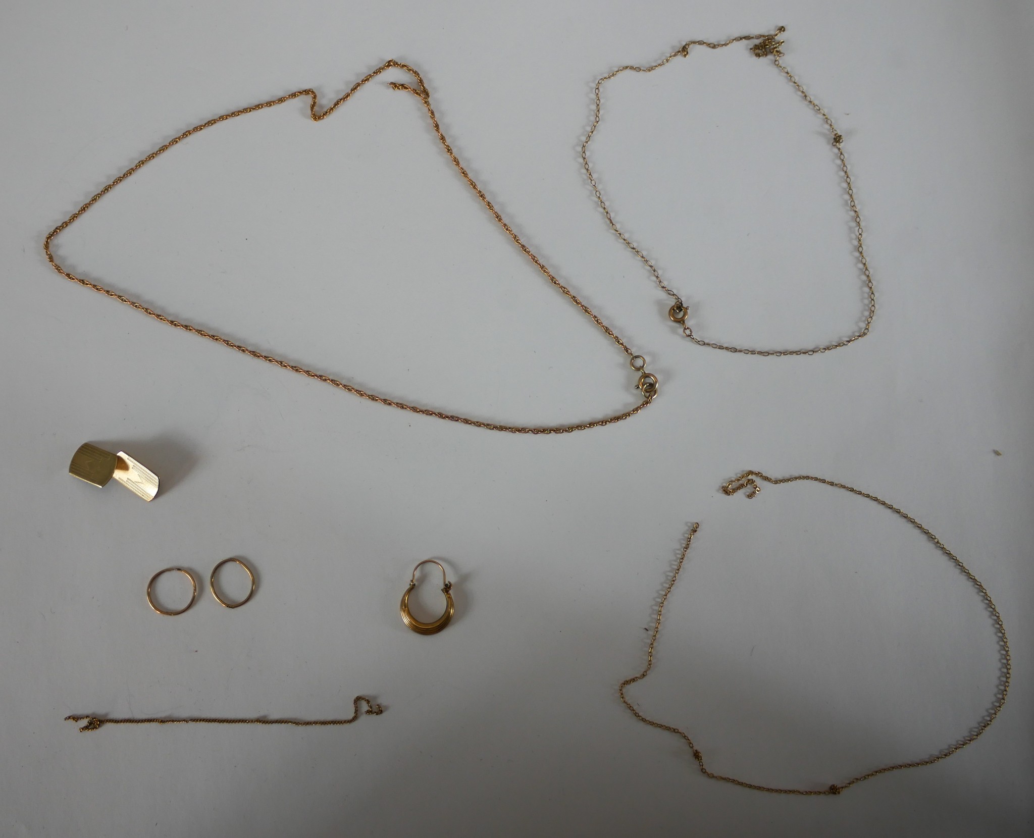 A collection of gold jewellery, including a 9ct engine turn decorated chain link cufflink, a pair of