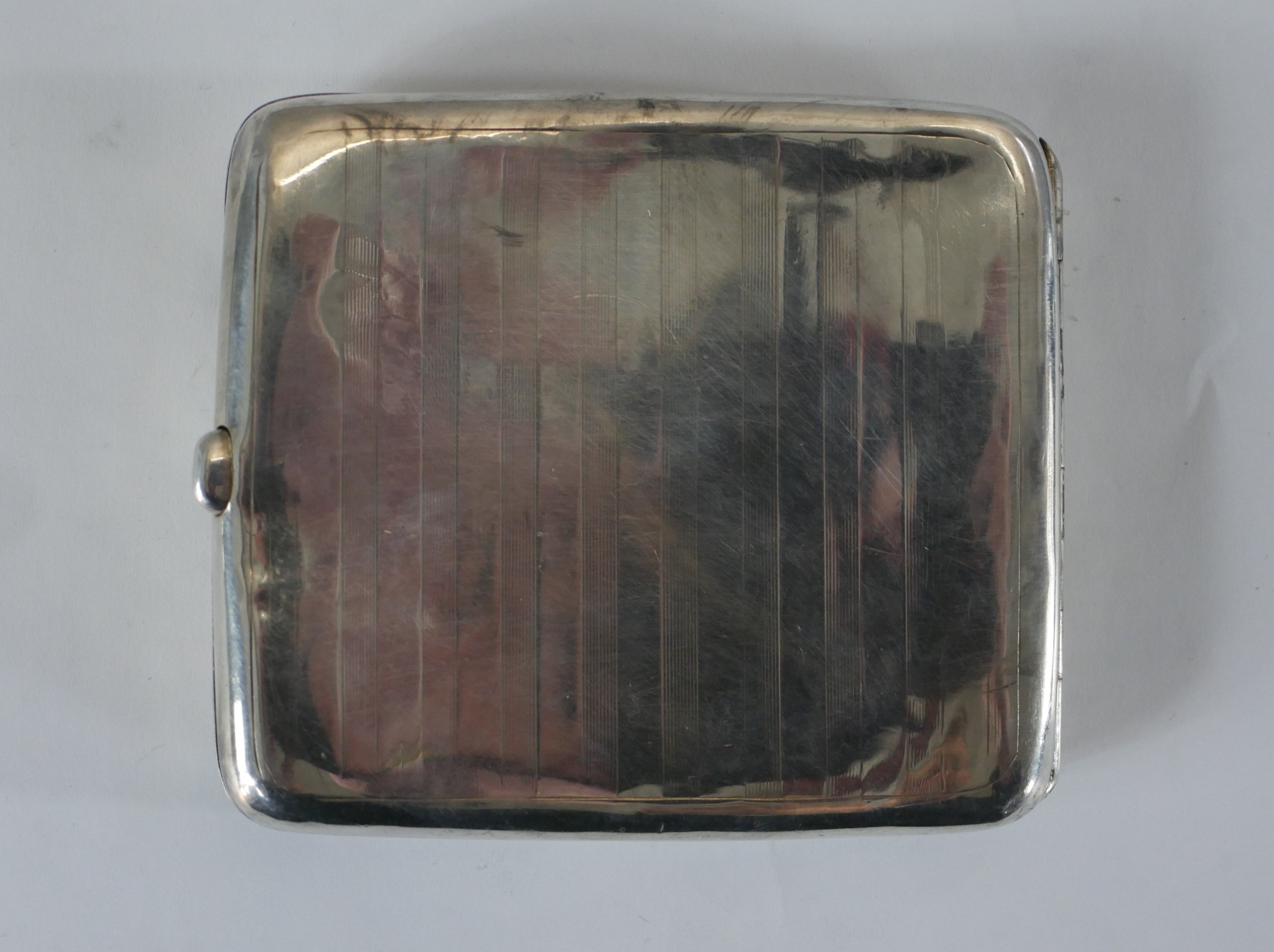 A George V hallmarked silver engine turned and initialled cigarette case, Birmingham 1912.H.1 W.10 - Image 4 of 6