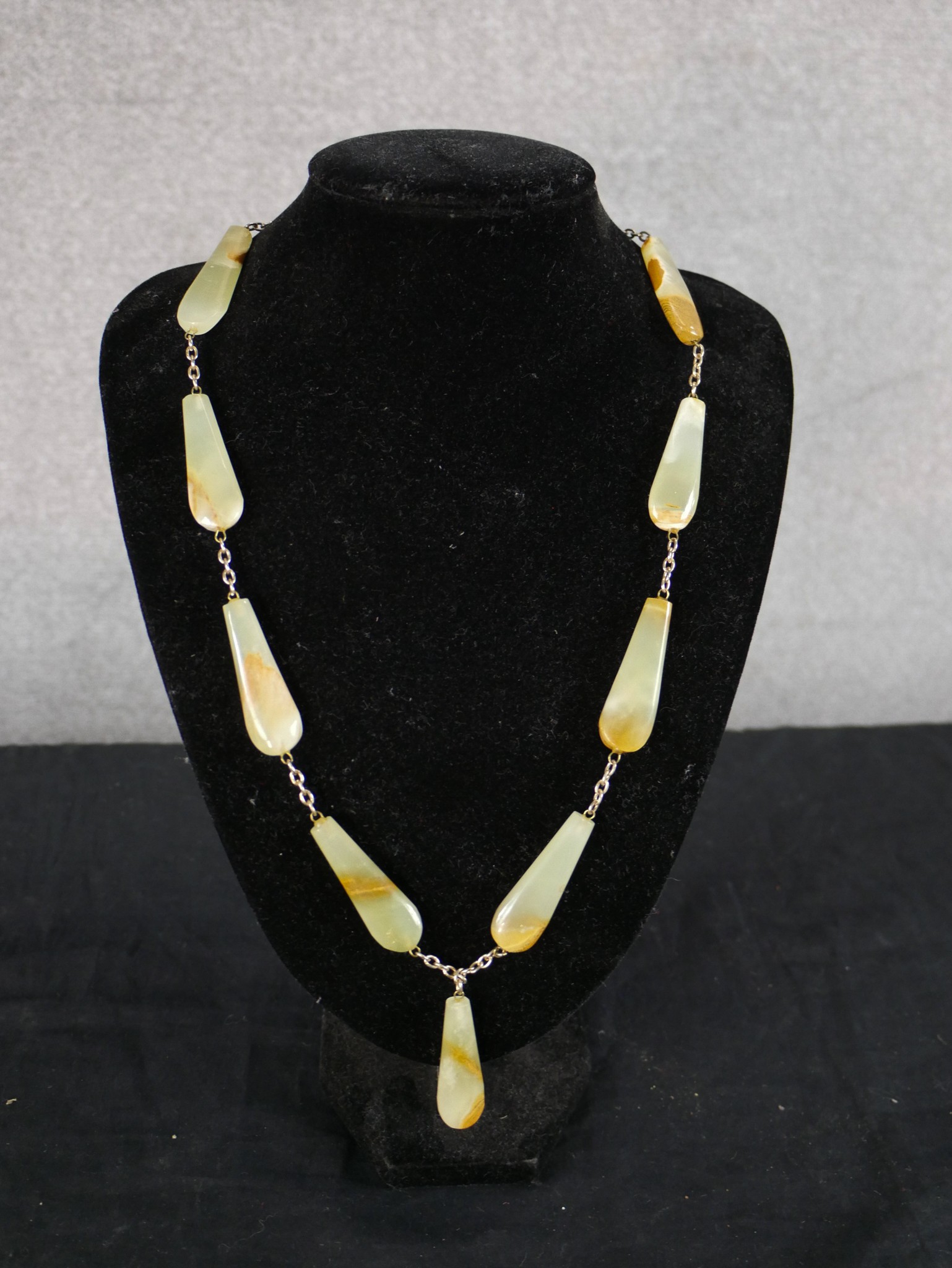 Five vintage necklaces, including an alabaster drop bead necklace, a Czech amber glass cube bead - Image 2 of 10