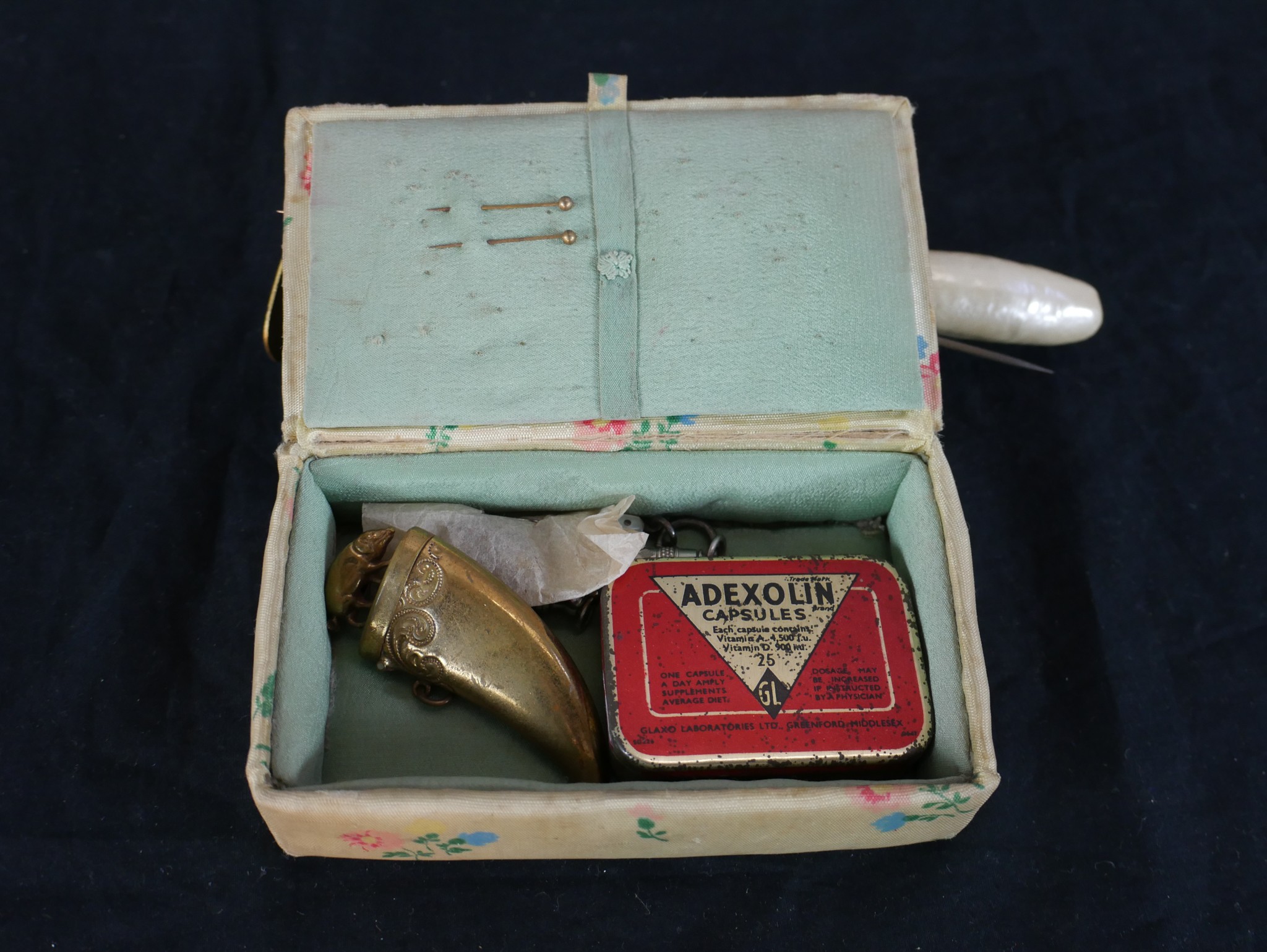 A 19th/ early 20th century sewing kit, together with an embroidered bag and a child's bib. H.27 W. - Image 6 of 6