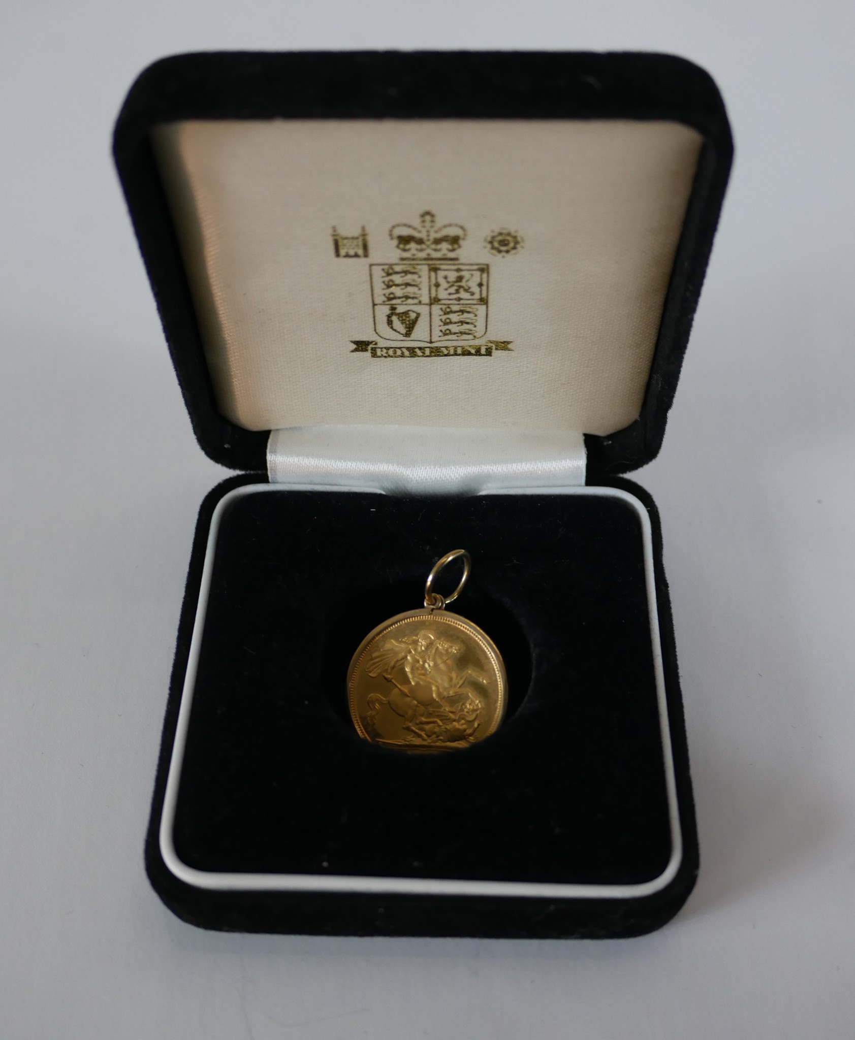 An Elizabeth II full gold sovereign, dated 2004 in a 9ct gold pendant mount. 8.92g