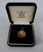 An Elizabeth II full gold sovereign, dated 2004 in a 9ct gold pendant mount. 8.92g