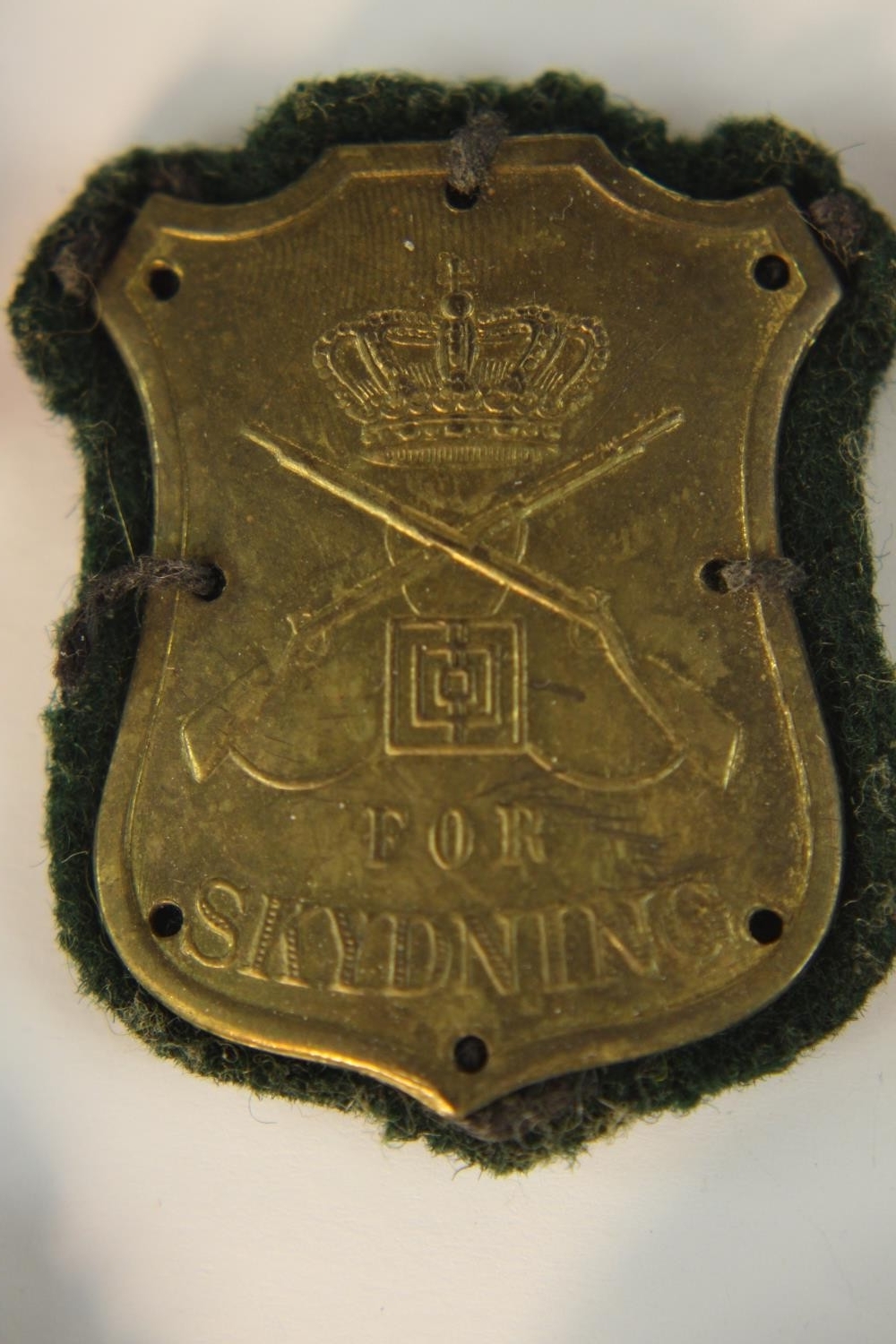 A collection of Danish military badges and uniform buttons, various designs. - Image 4 of 8