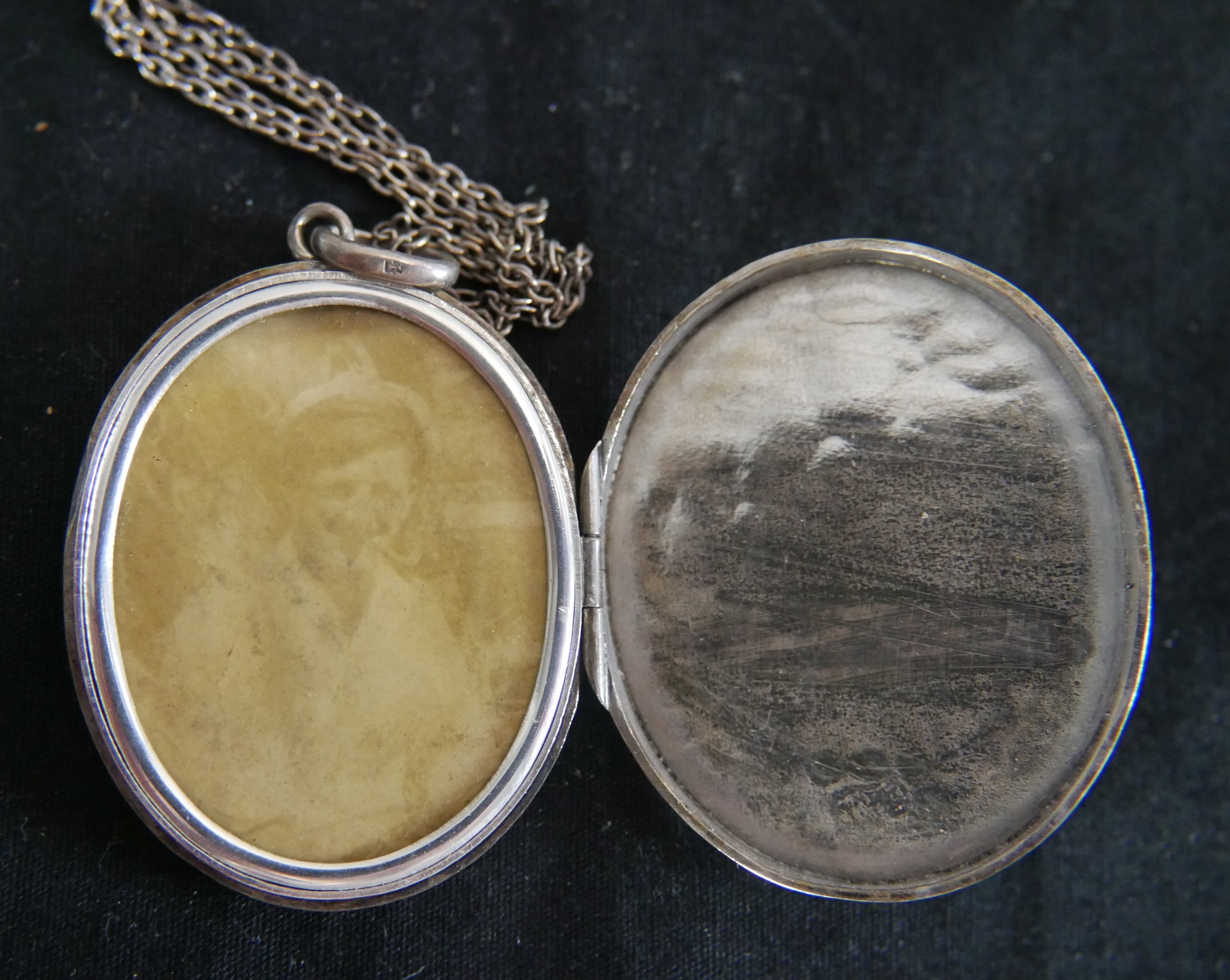 A hammered silver oval locket and chain along with a Shakudo ware butterfly brooch with gilded peony - Image 4 of 6