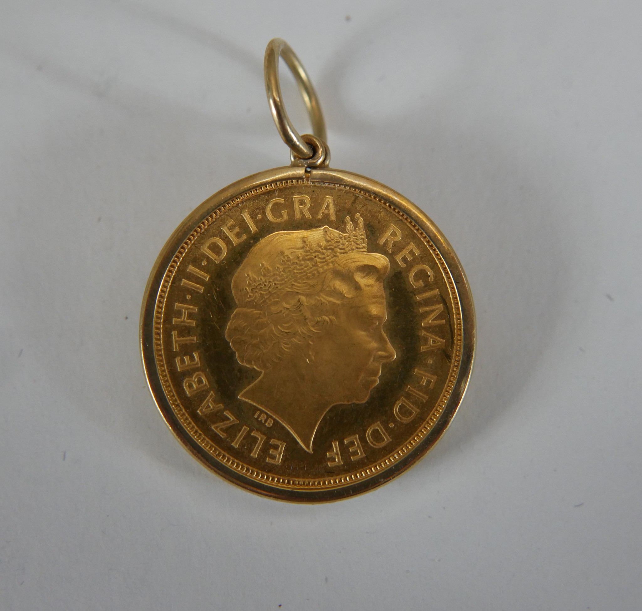 An Elizabeth II full gold sovereign, dated 2004 in a 9ct gold pendant mount. 8.92g - Image 3 of 3