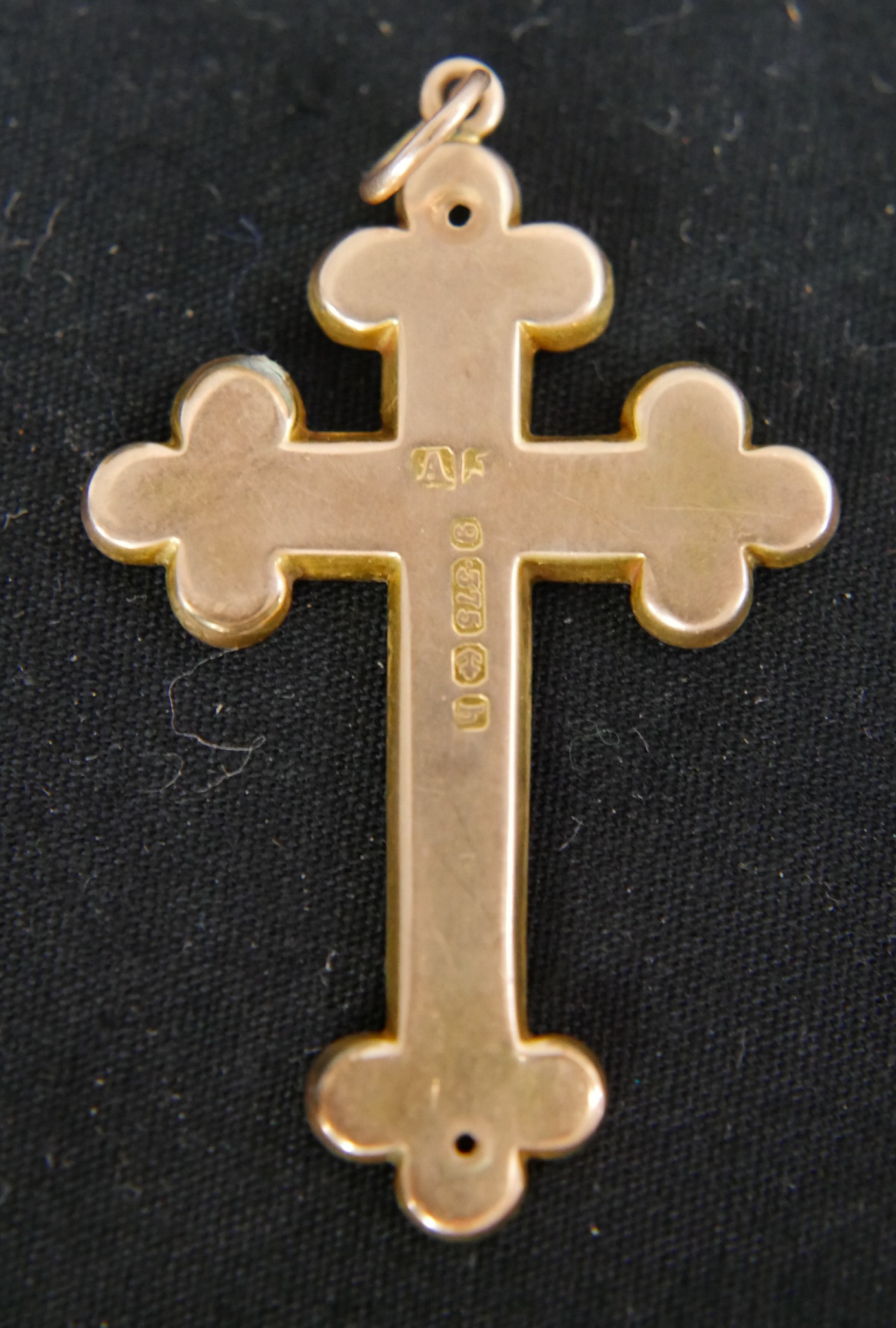 A 9ct rose gold engraved cross with shield shaped cartouche in the centre. Hallmarked: AJ, - Image 2 of 2
