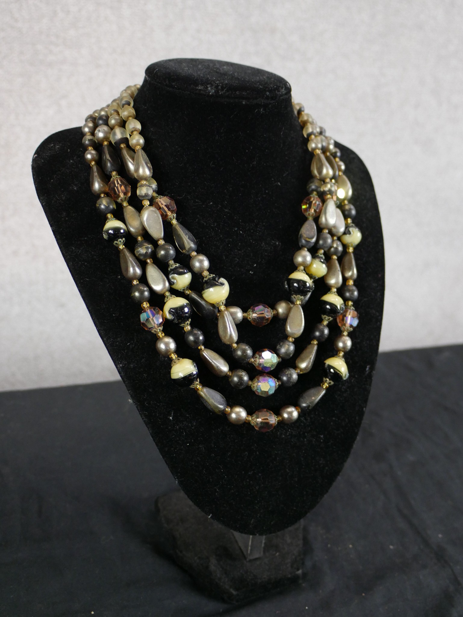 Five vintage necklaces, including an alabaster drop bead necklace, a Czech amber glass cube bead - Image 4 of 10