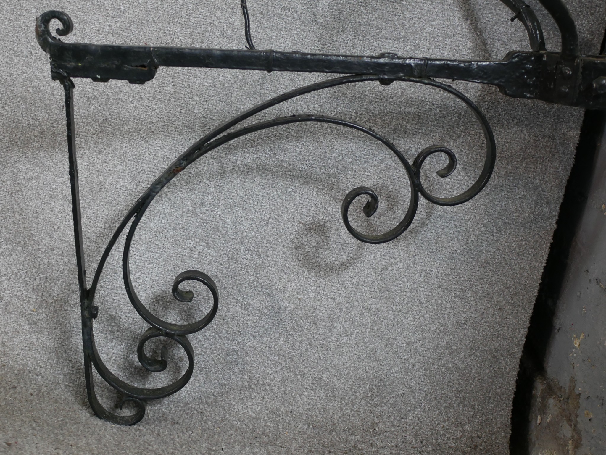 A painted wrought iron Victorian style wall mounted lamp (converted to electricity) H.145 W.75 D. - Image 4 of 5